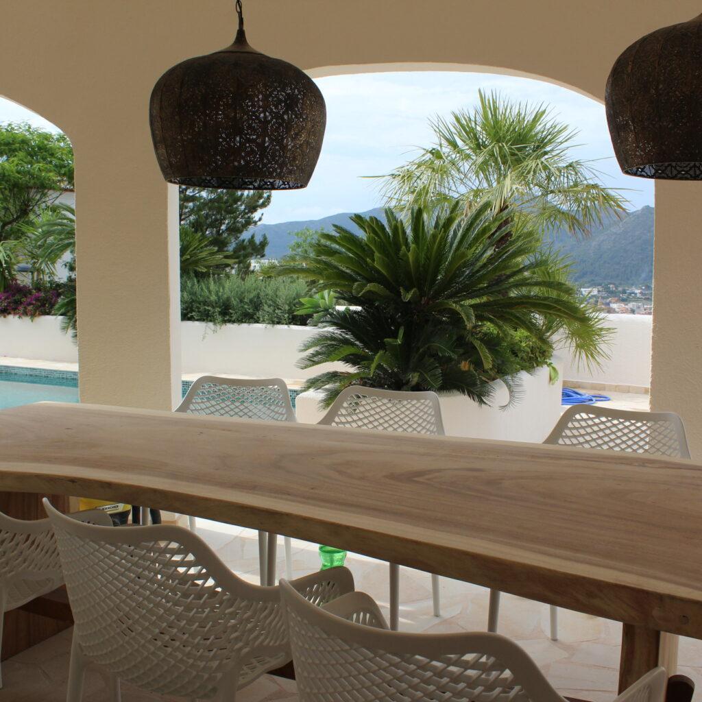 Moderne villa met Ibiza-stijl terras en privézwembad in Jalón, Costa Blanca Noord.