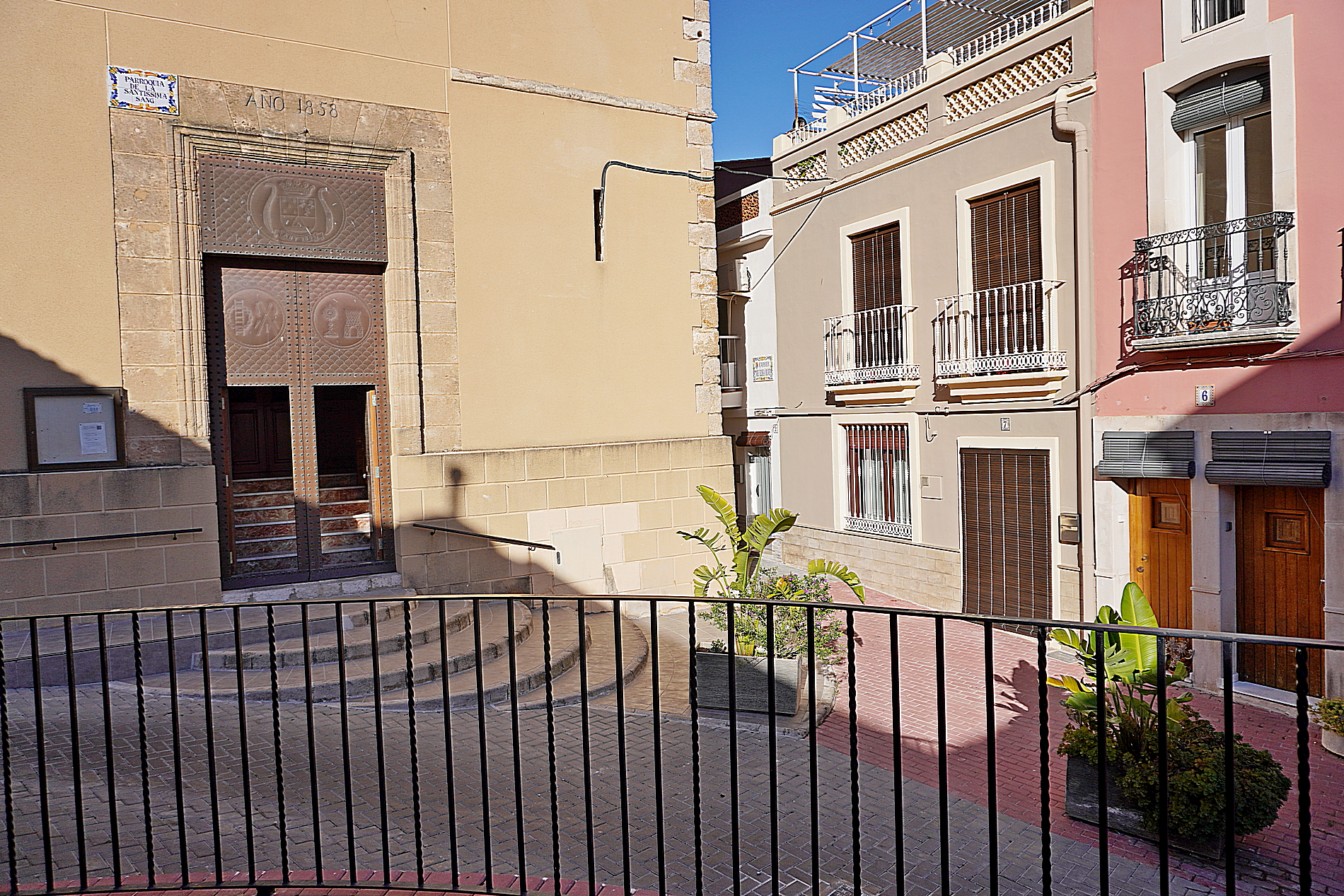 Dorpskerk van Benidoleig met typisch mediterraan karakter