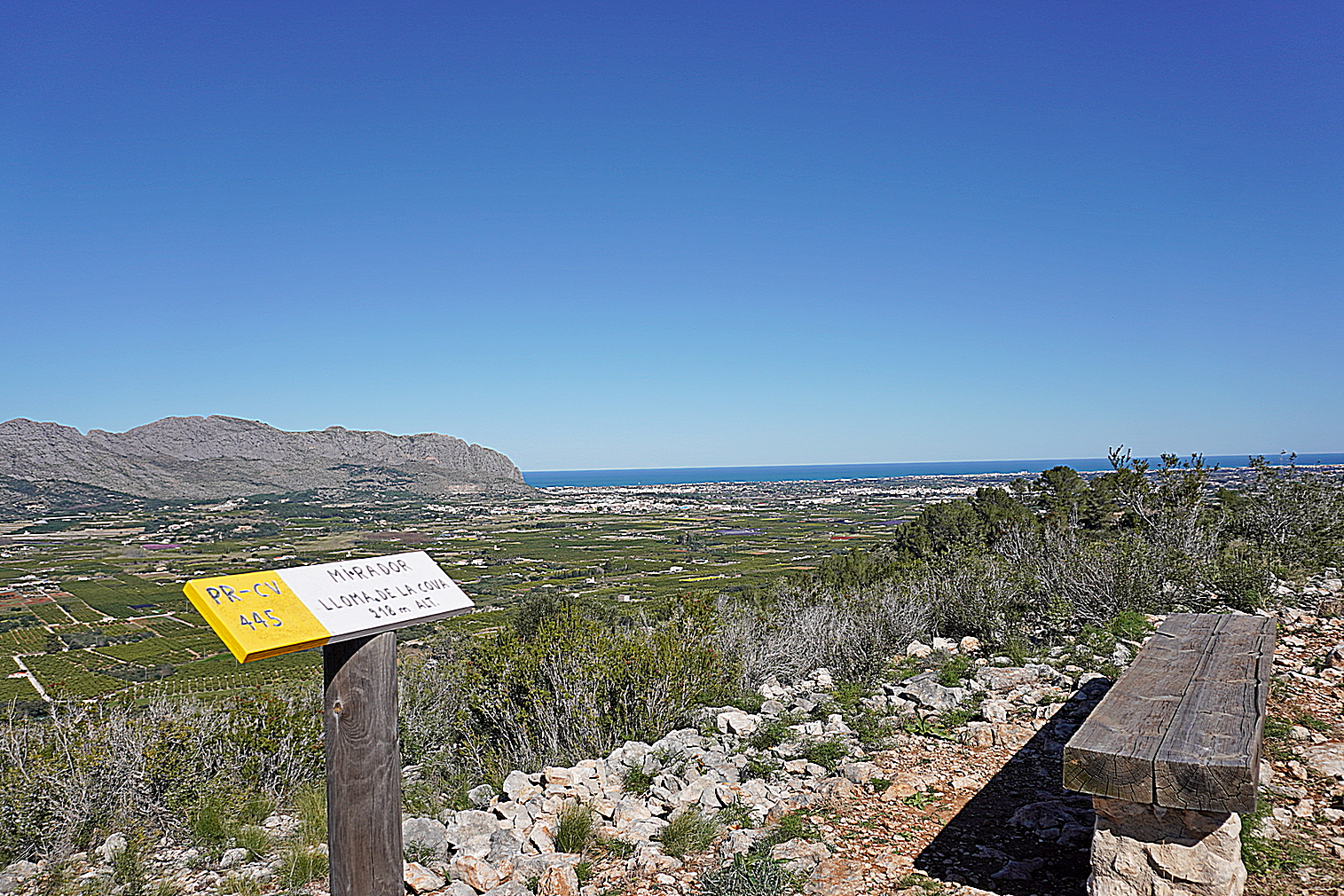 Uitzicht vanaf de Mirador Llíoma de la Cova in Benidoleig over de Orba Vallei tot aan zee.