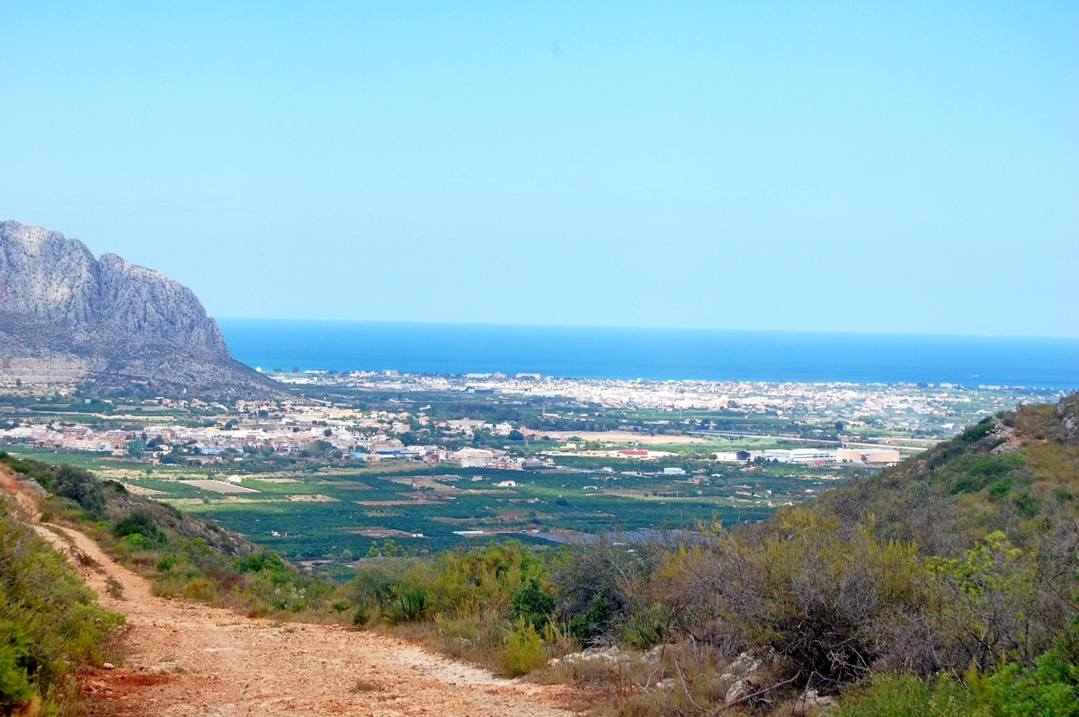 Uitzicht vanaf Aldea de las Cuevas in Benidoleig met zeezicht aan de Costa Blanca Noord