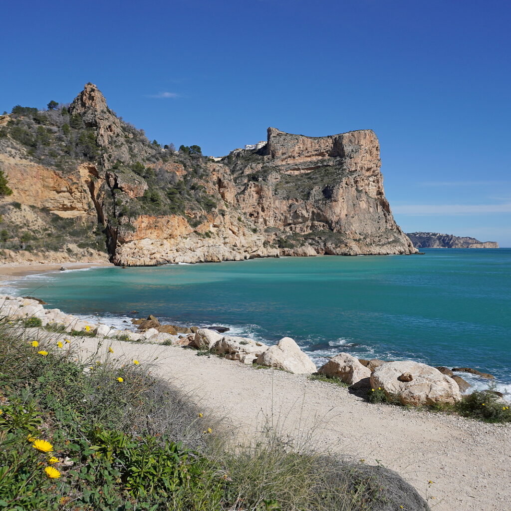 Cala Moraig in Benitachell met turquoise zee en indrukwekkende kliffen aan de Costa Blanca Noord