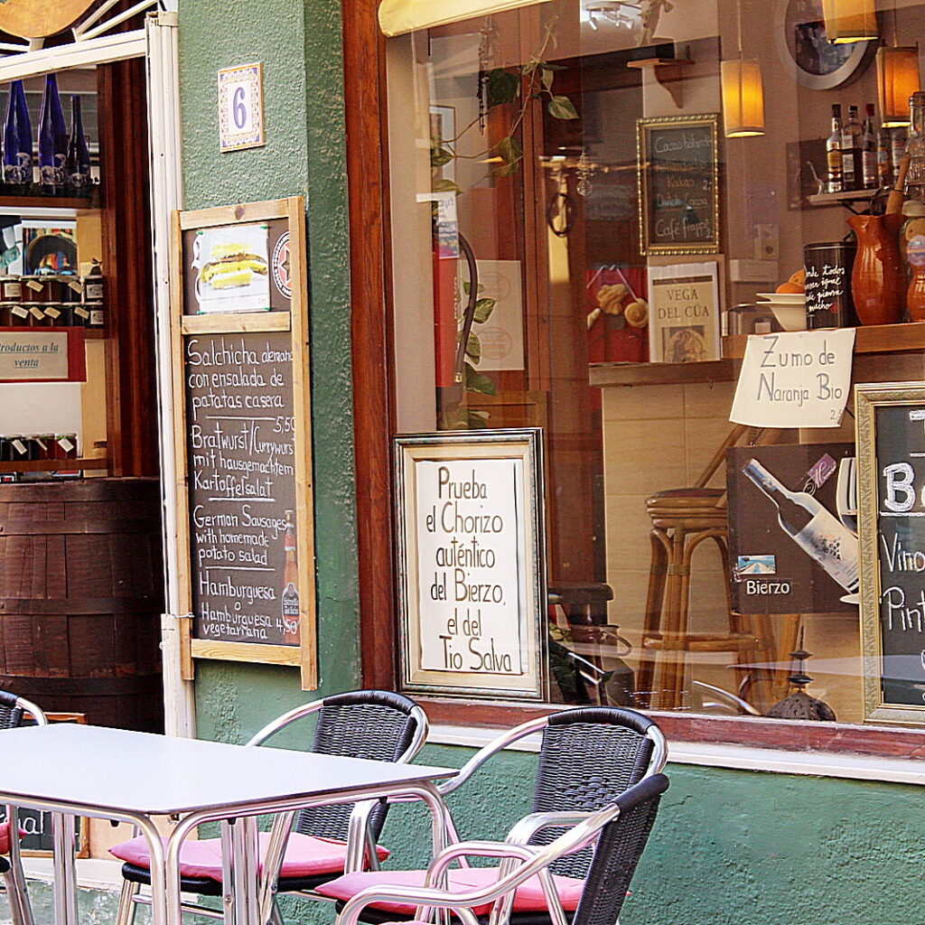 Calle Loreto in het centrum van Dénia met restaurants