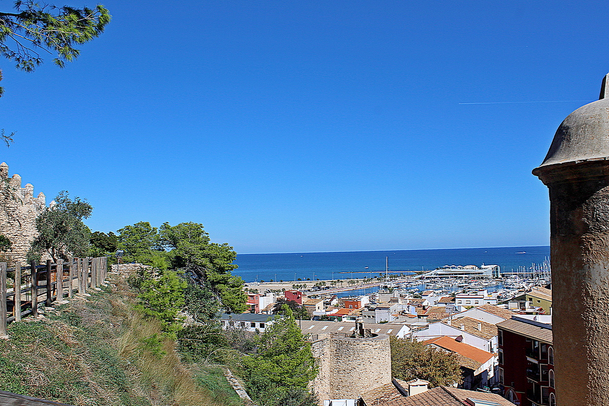 Uitzicht vanaf het kasteel van Dénia over de jachthaven Marina de Dénia
