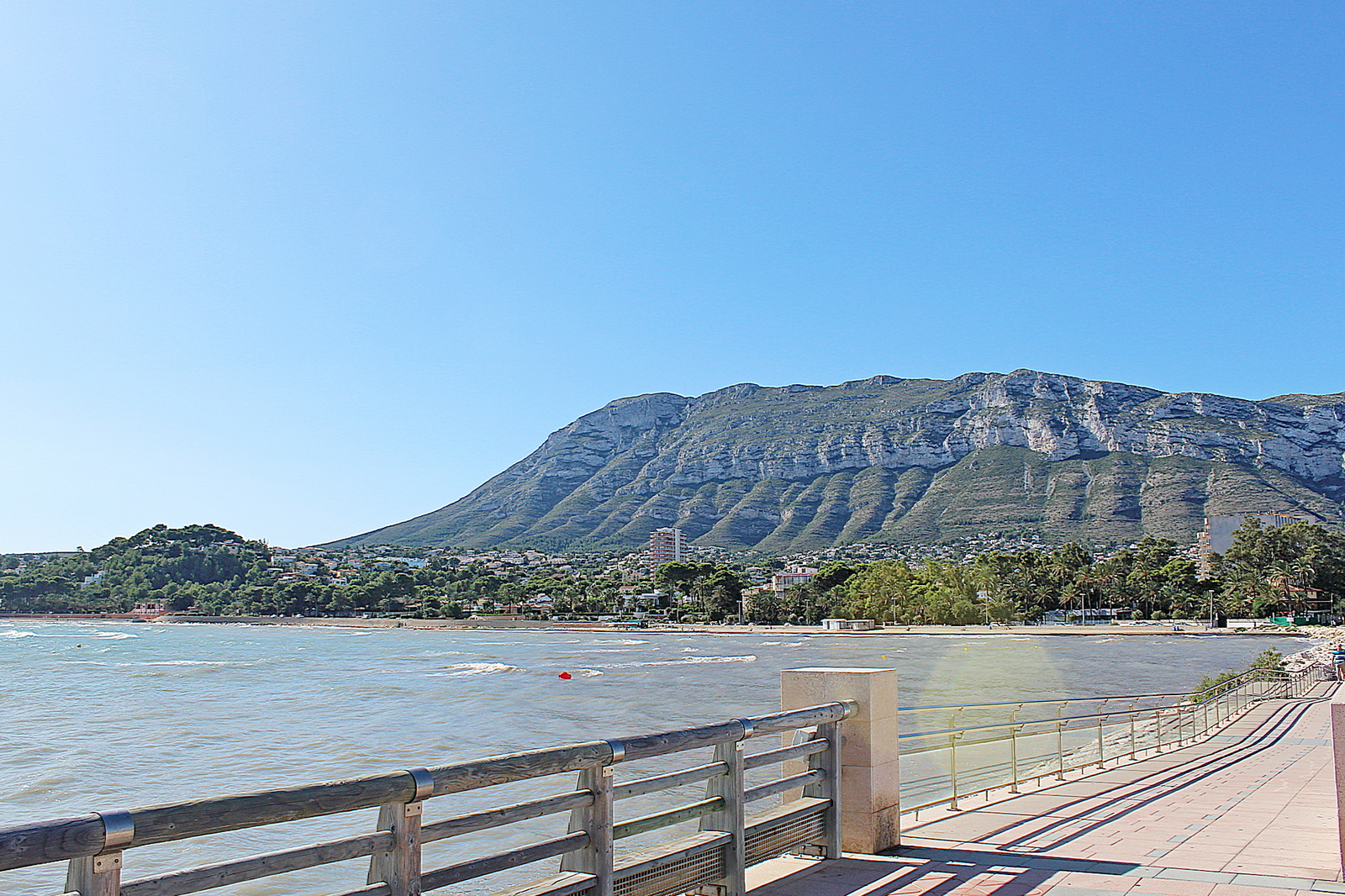 Uitzicht op de Montgó en de kustlijn van Dénia met strand en boulevard aan zee.