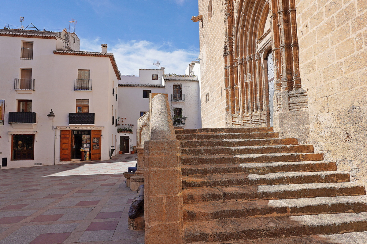 Historisch plein in Jávea met karaktervolle gebouwen
