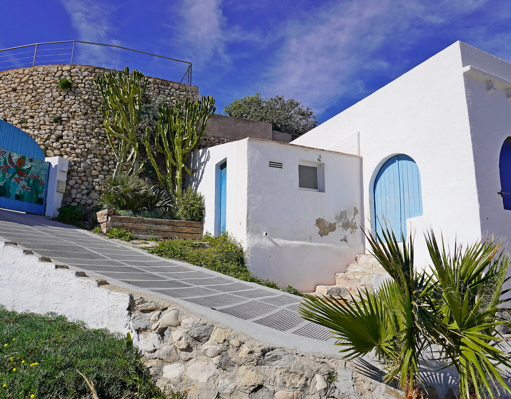 Cala Barraca in Jávea met traditionele witte huisjes en blauwe deuren