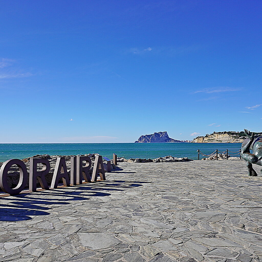 Boulevard van Moraira met uitzicht op zee en de Peñón de Ifach in de verte