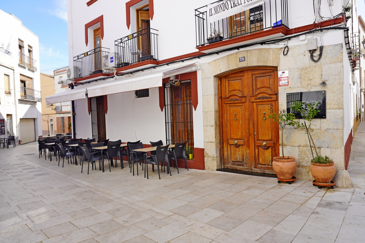 Straat in het centrum van Jalón met terras en lokale horeca.