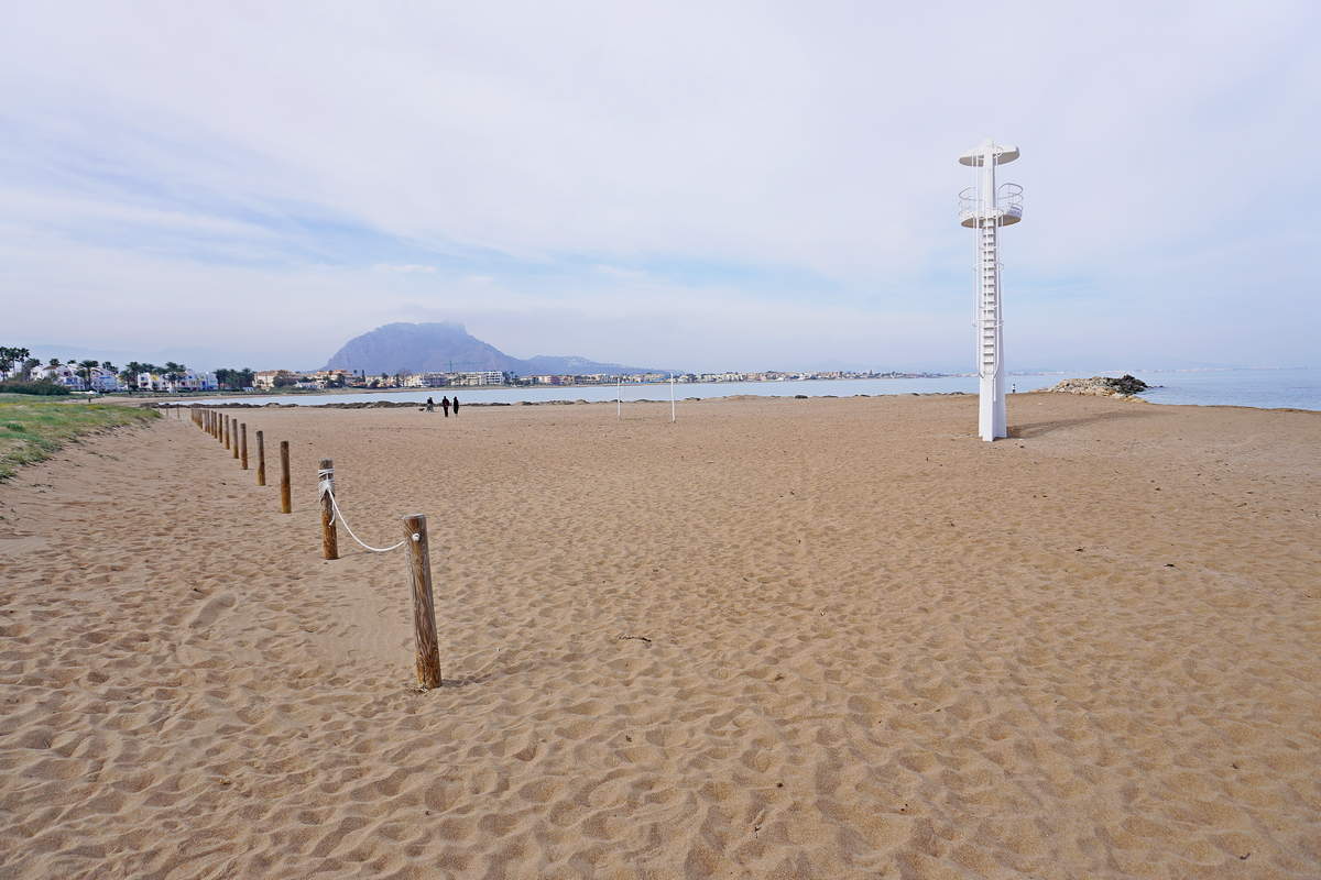 Strand van Las Marinas in Dénia met uitzicht op zee aan de Costa Blanca