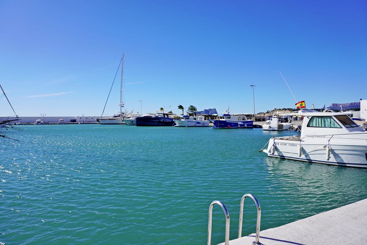 Centrum en haven van Moraira aan de Costa Blanca Noord.