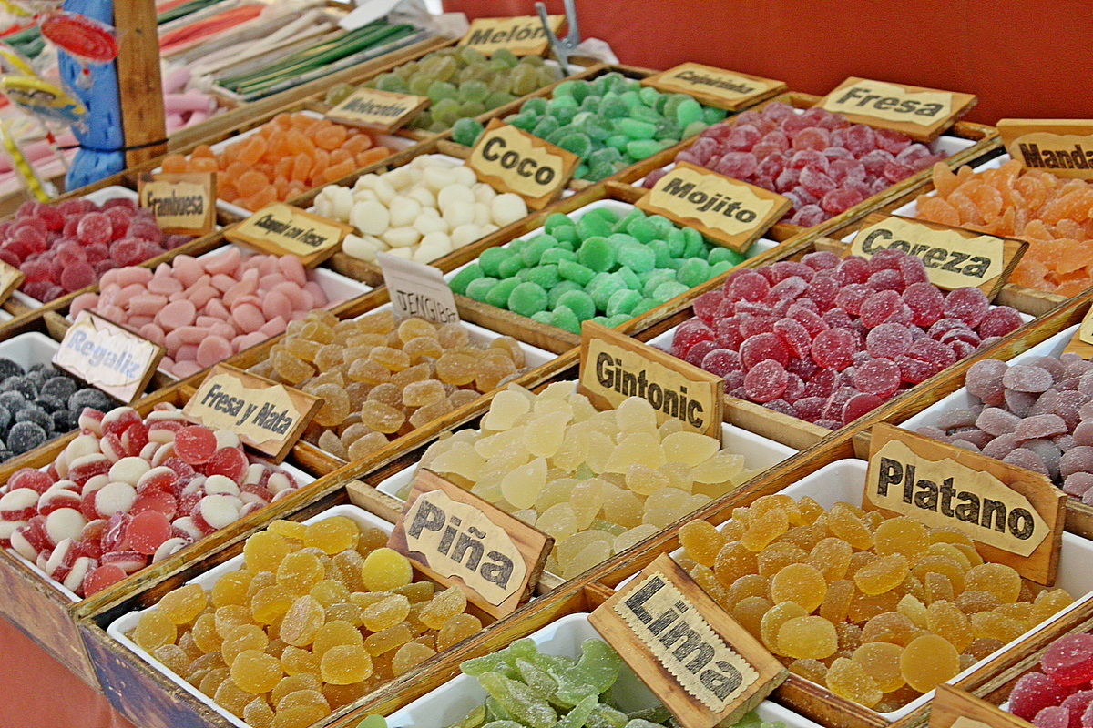 Markt in Moraira met kleurrijke Spaanse zoetigheden.