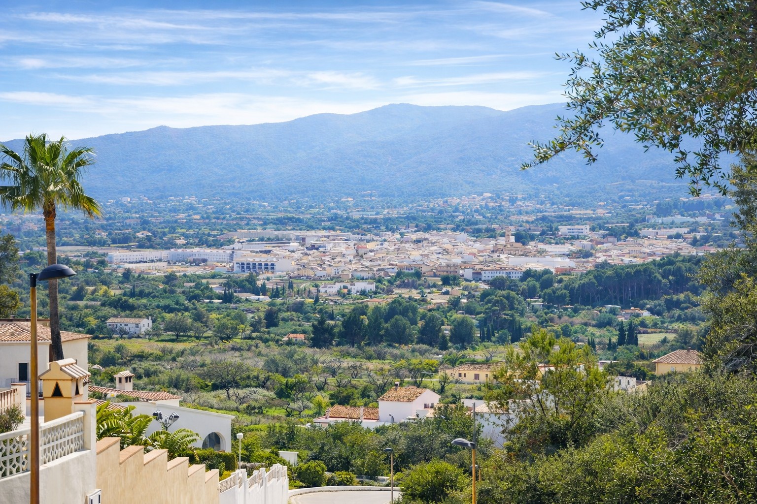 Uitzicht over de Jalón vallei met dorp, bergen en groene omgeving aan de Costa Blanca Noord