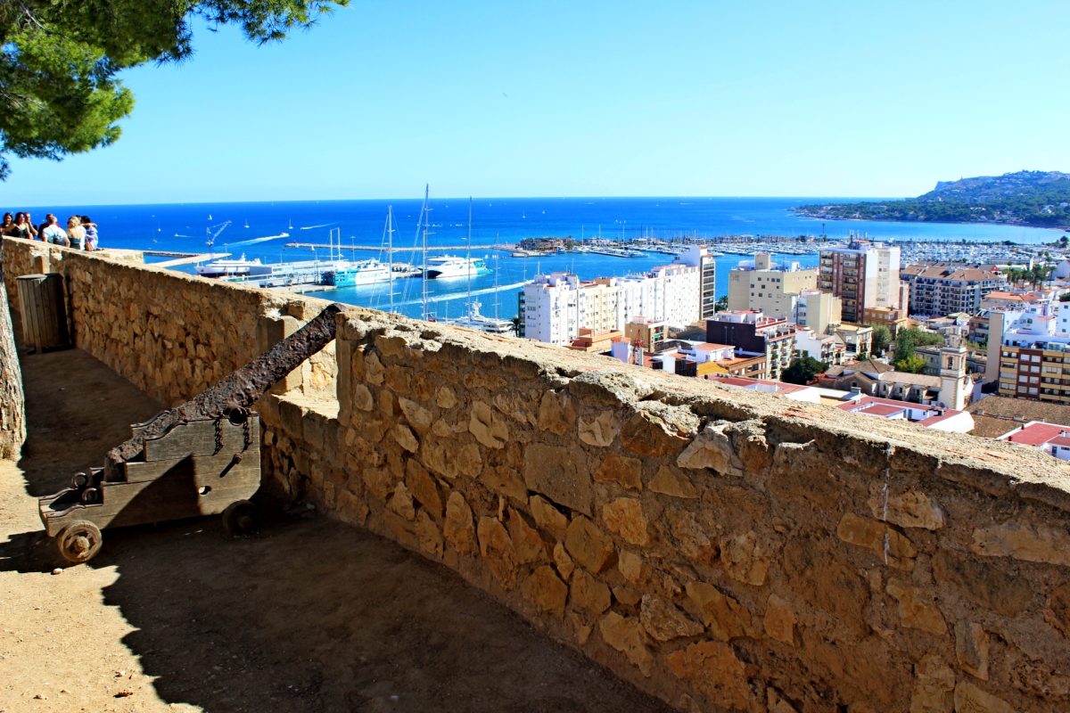 Uitzicht op de haven en zee van Dénia aan de Costa Blanca Noord