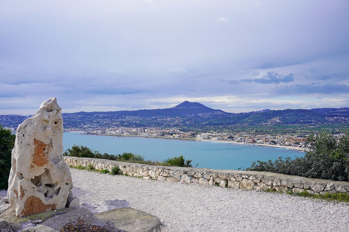 Uitzicht over de baai van Jávea aan de Costa Blanca Noord